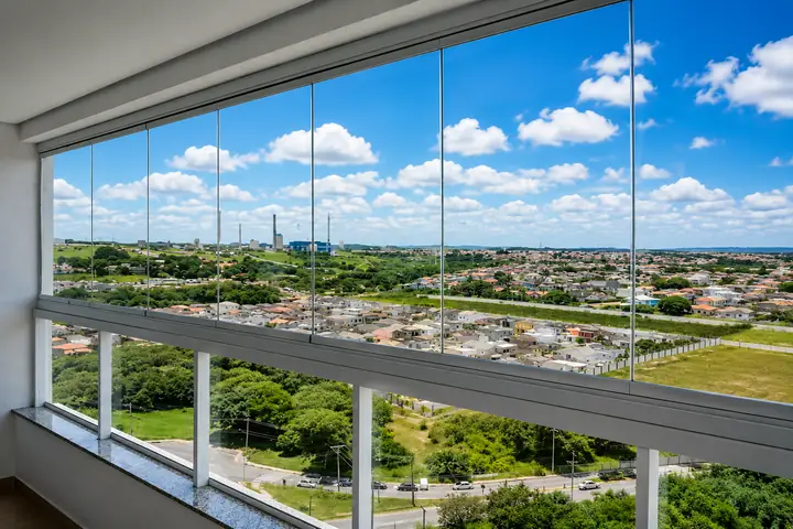 Fechamento de sacada com vidro e vista para a cidade